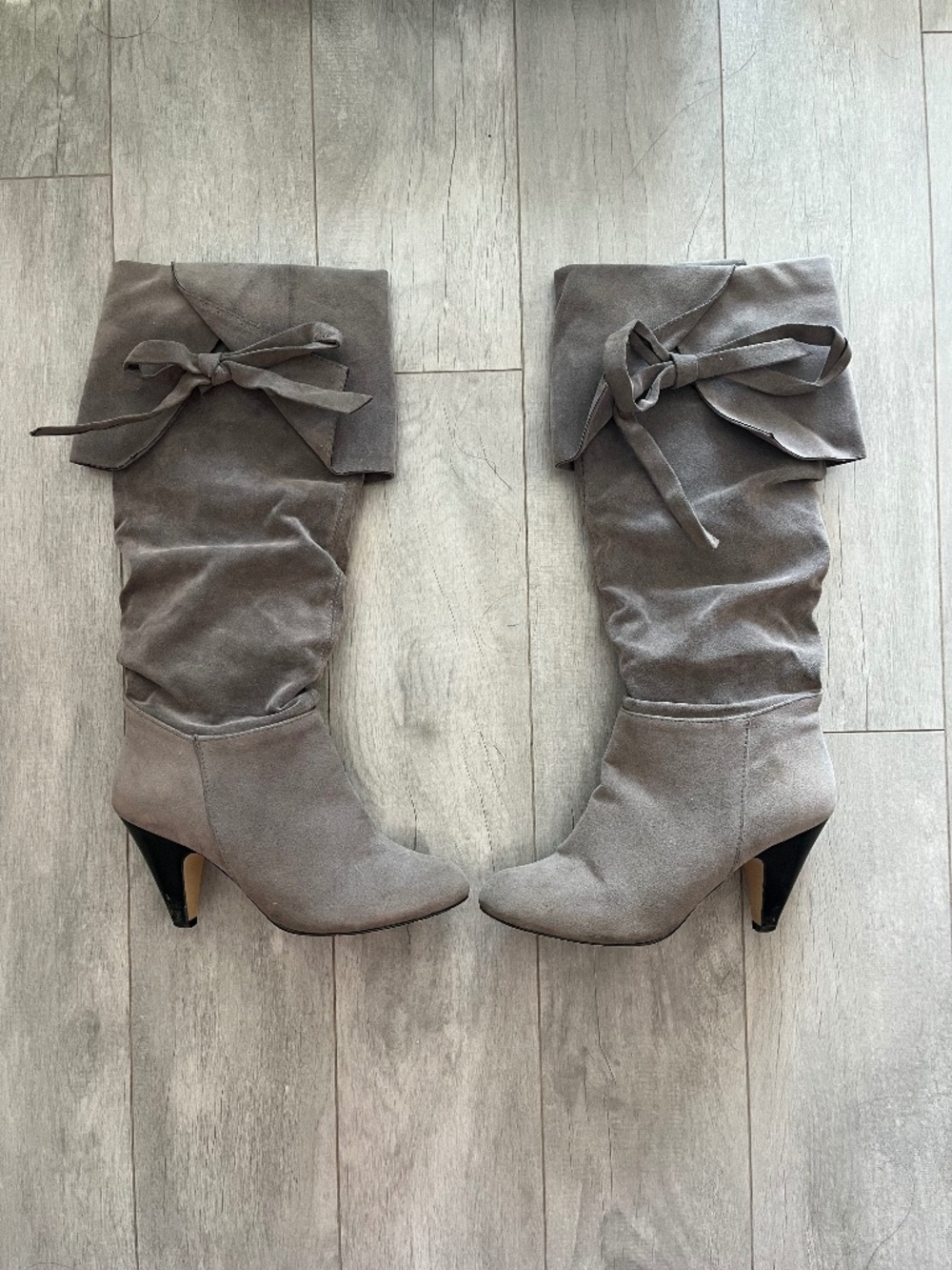 Y-Not Gray slouch heeled boots with bows